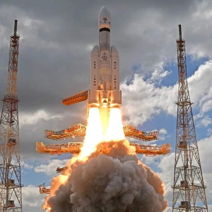 ISRO ने हेवी-लिफ्ट जीएसएलवी मार्क 3 (एलवीएम 3) रॉकेट पर अपना तीसरा चंद्र मिशन चंद्रयान 3 सफलतापूर्वक लॉन्च किया।